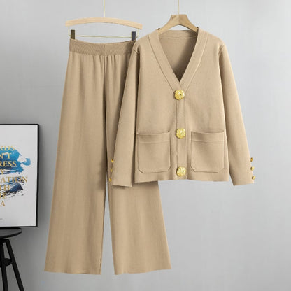 DAMARIS – MAGLIONE DI LANA CON BOTTONI METÁLICOS E SET DI PANTALONI DI PERNERA AMPIA