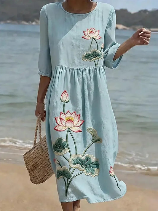 Abito casual di donna con stampa floreale.