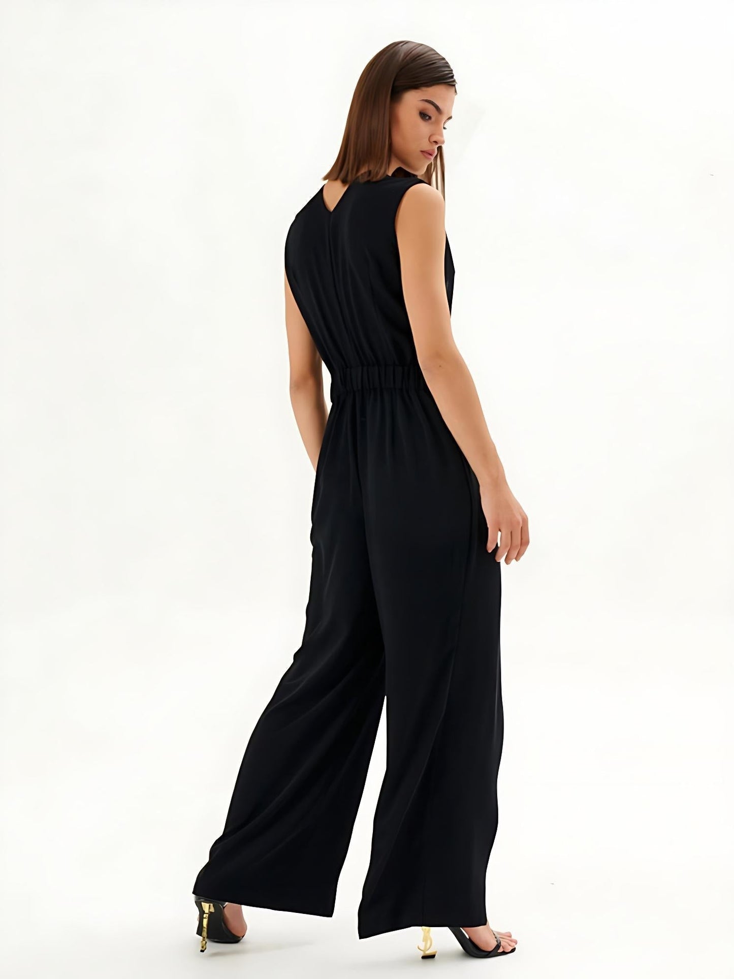 Jumpsuit nero senza maniche con effetto avvolgente e gamba larga