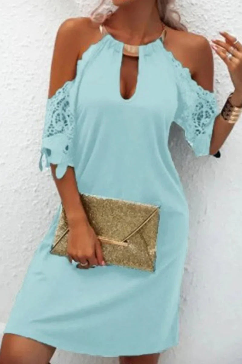 Naila - Elegante Abito in pizzo sólido con accesorios metálicos e adornos, con una línea di cintura.