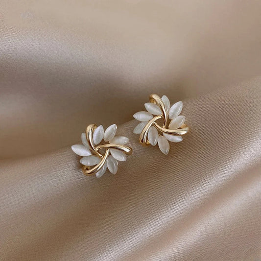 Mirla – Orecchini dorati con fiori in opale