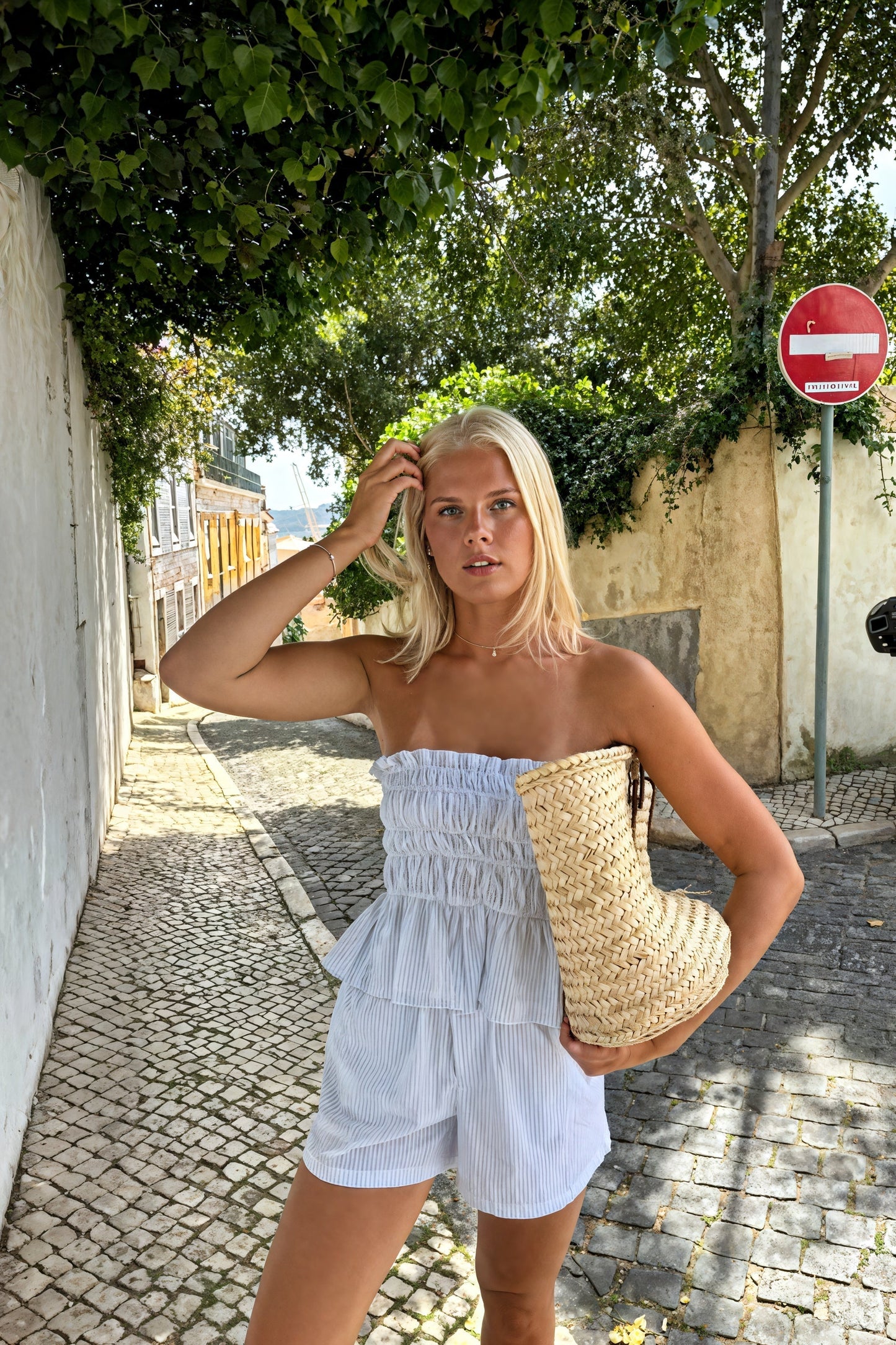 KALYRA – SET DI TOP TUBO CON VOLANT E SHORTS SUELTOS