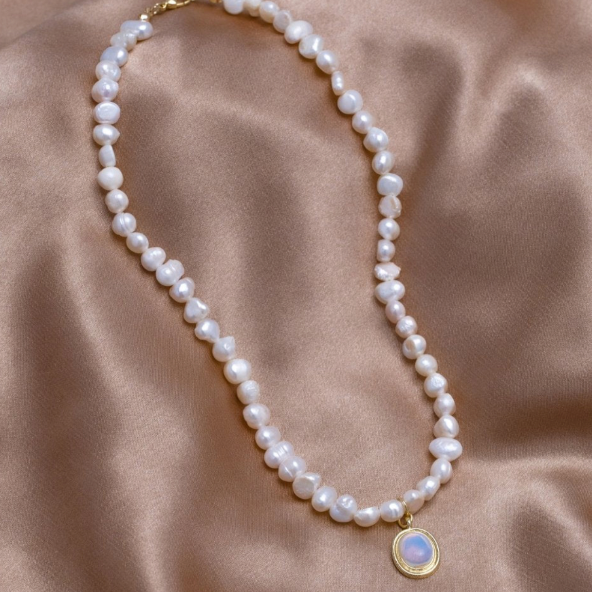 Collana di perle con pietra di luna dorata