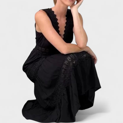 Patricia - Elegante abito in pizzo con collo a V