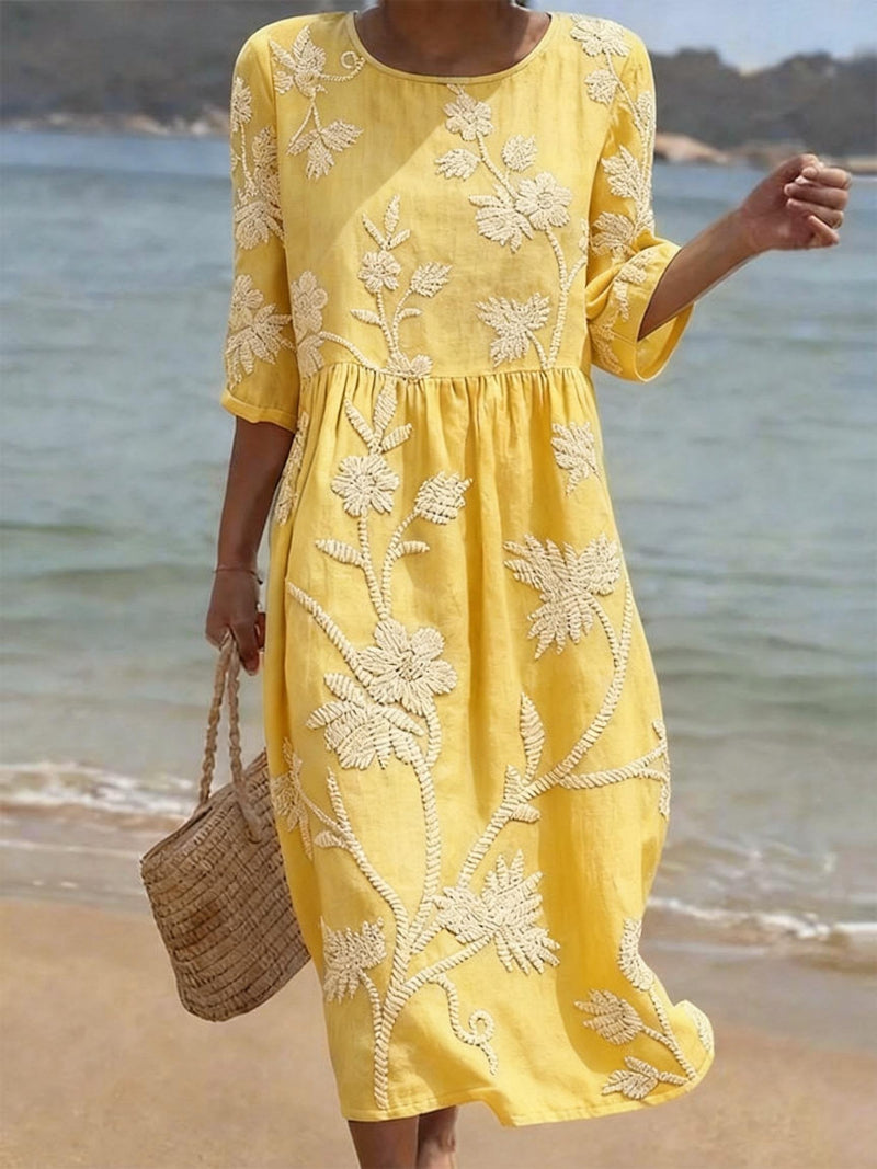 Abito casual di donna con stampa floreale.