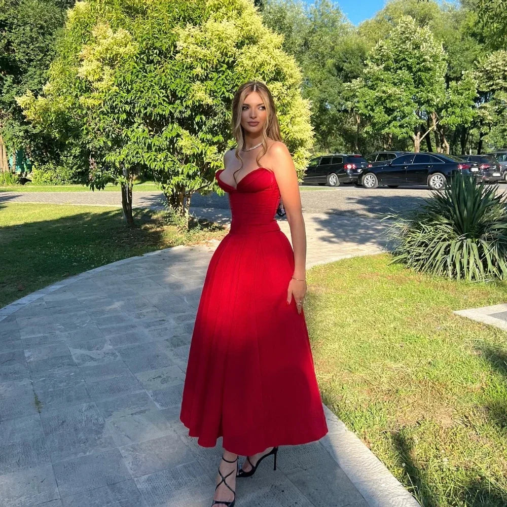 Aria – Elegante Abito midi Plissettato Senza Spalline