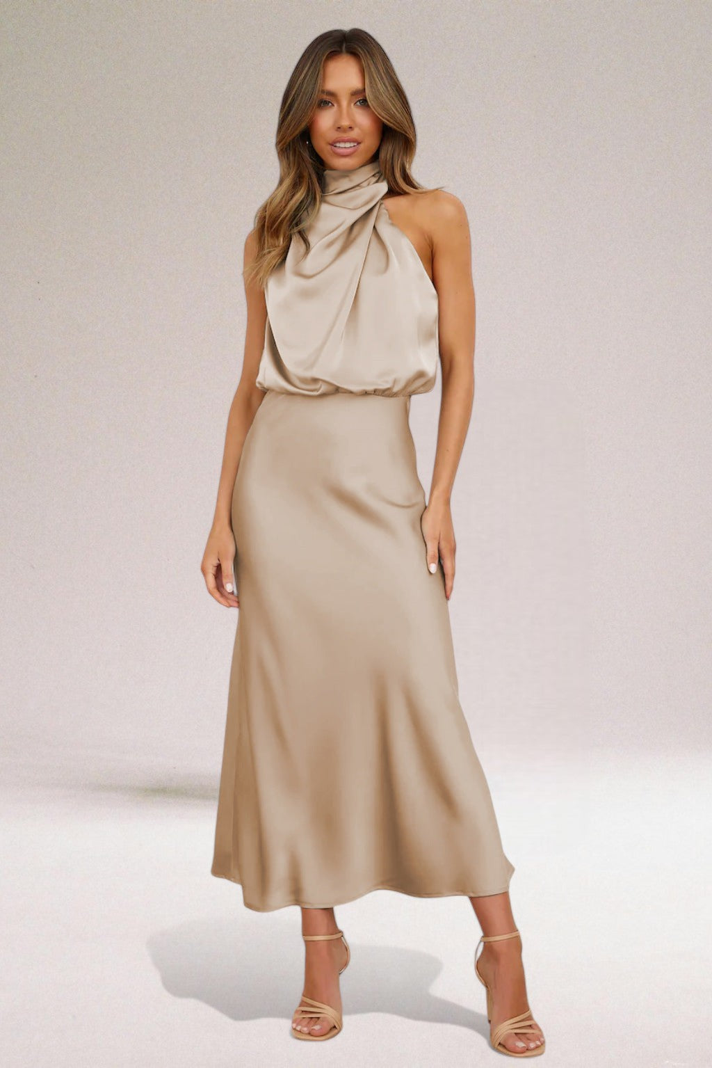 Élodie™ | Abito di raso glamoroso con collo halter.