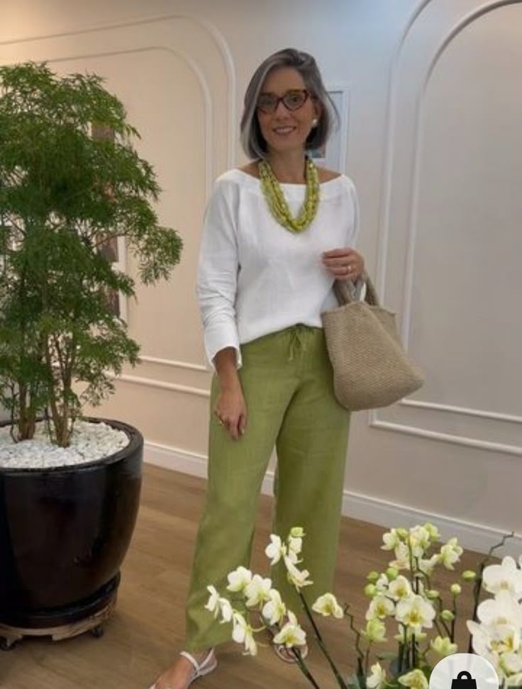 T-shirt bianca di collo rotondo con maniche lunghe + Pantaloni casual larghi verdes