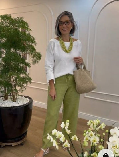 T-shirt bianca di collo rotondo con maniche lunghe + Pantaloni casual larghi verdes