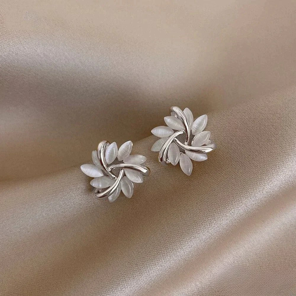 Mirla – Orecchini dorati con fiori in opale