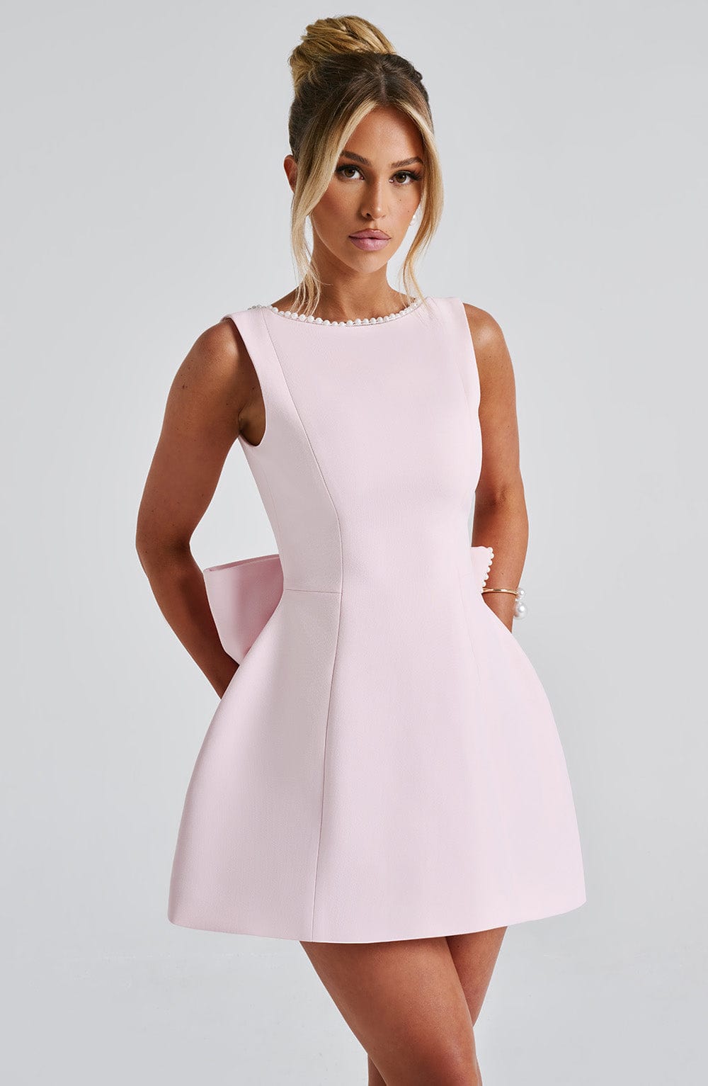 Hollis - Mini Abito Elegante con Fiocco di Perlas
