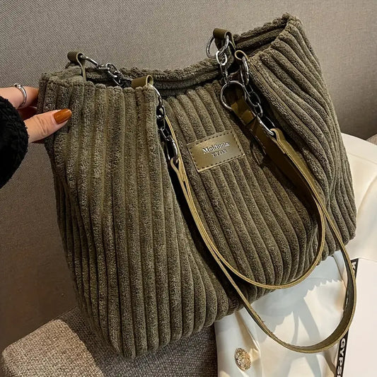 Alvhilde | Borsa morbida con texture a coste e elegante catena in metallo