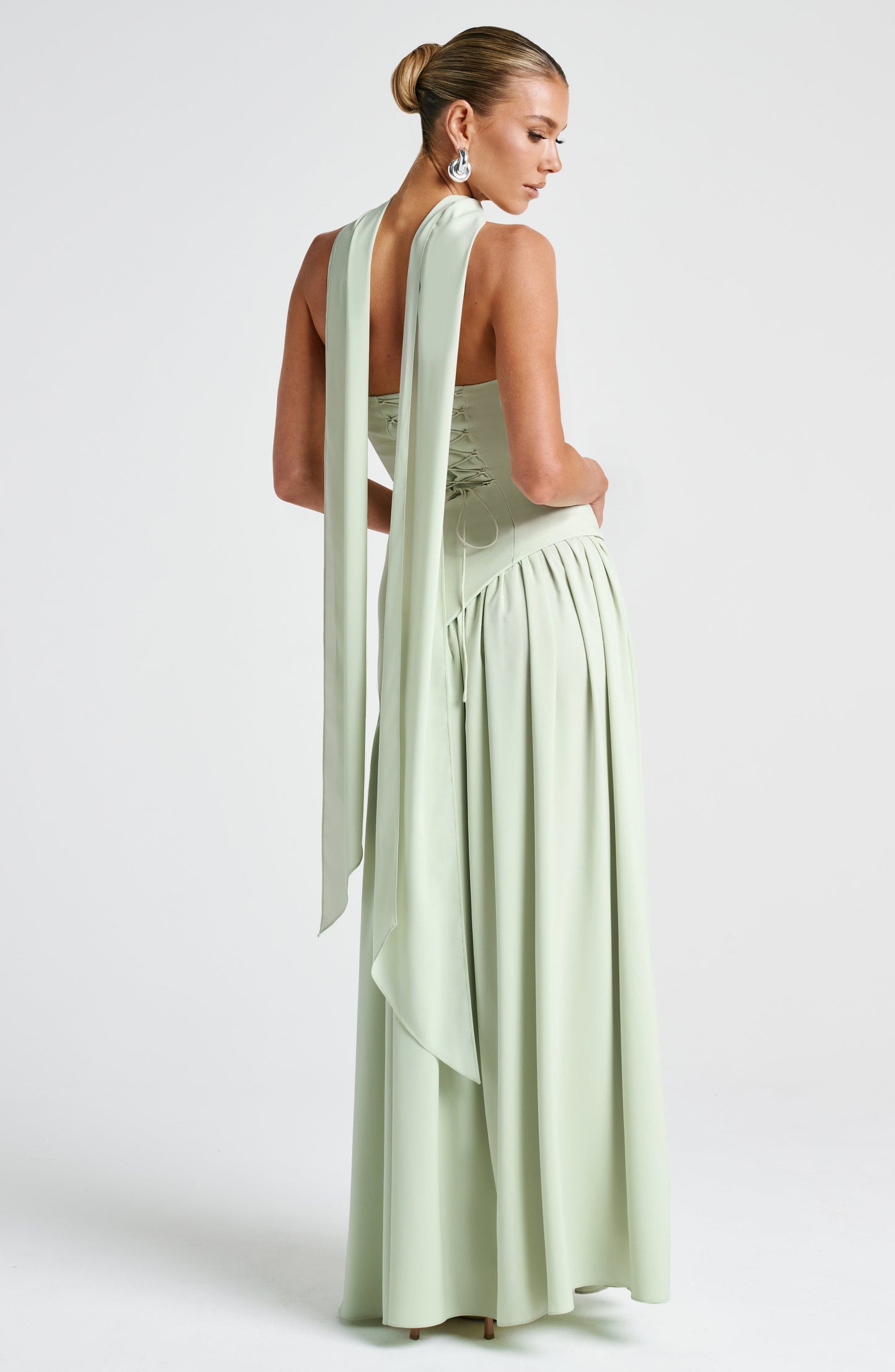 Abito maxi senza spalline per donna con spacco alto e vita asimmetrica