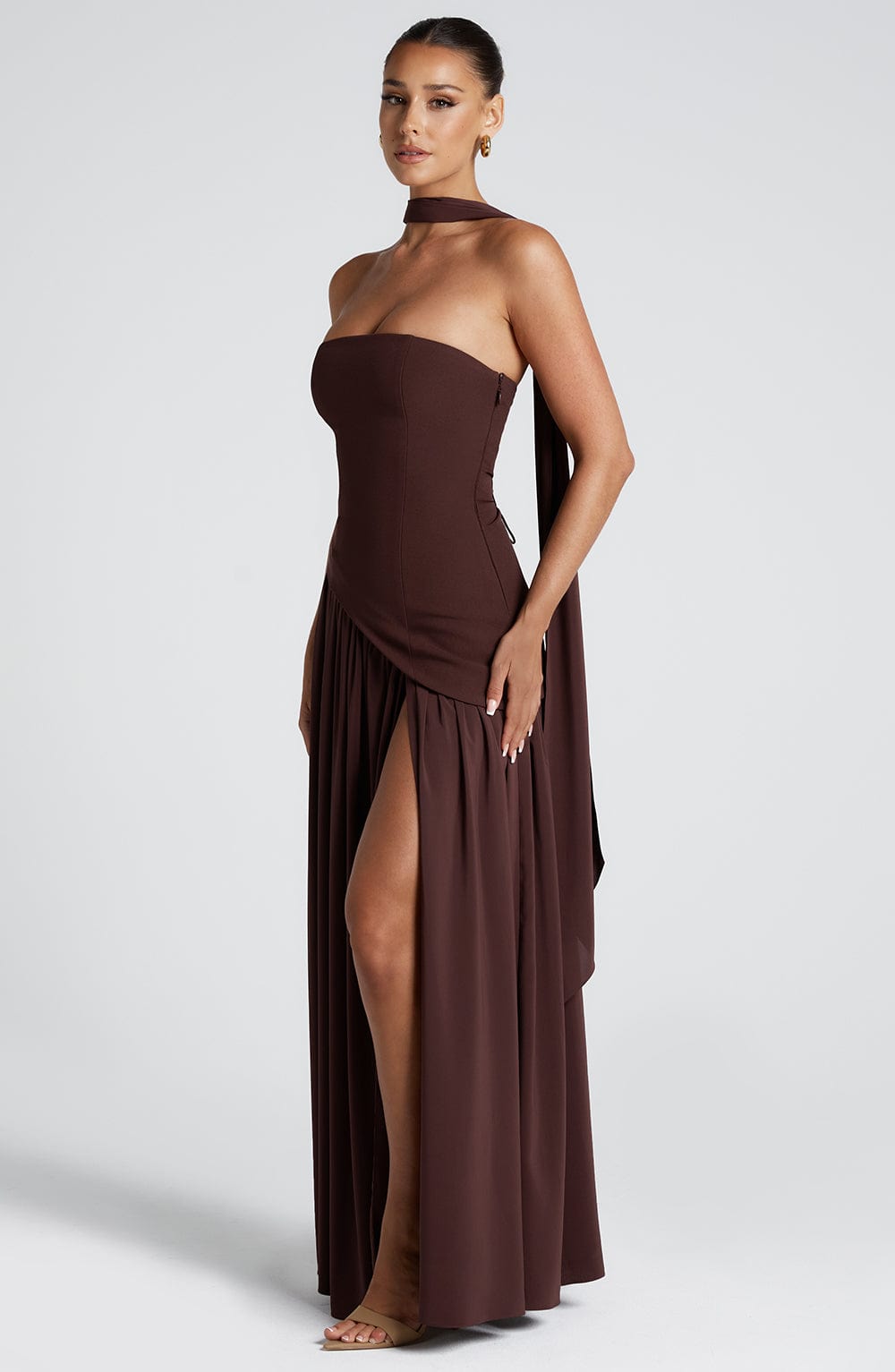 Abito maxi senza spalline per donna con spacco alto e vita asimmetrica
