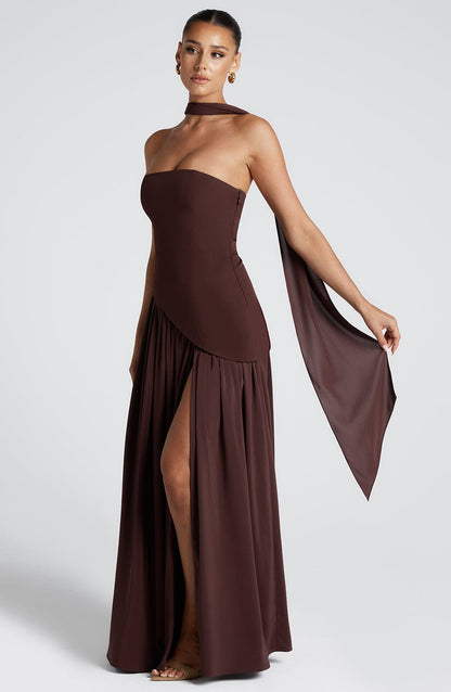 Abito maxi senza spalline per donna con spacco alto e vita asimmetrica