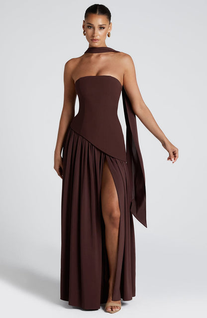 Abito maxi senza spalline per donna con spacco alto e vita asimmetrica